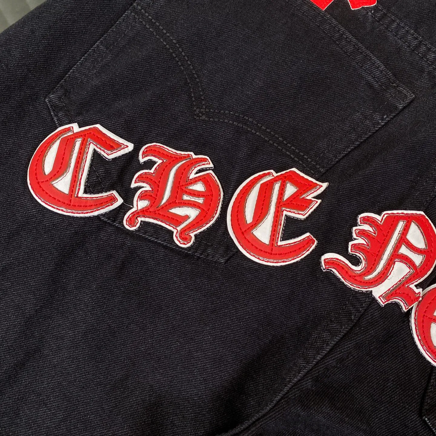 🅿️280 Chrome Heart Classic black with red laser cross patchwork leather jeans. The pants are made of top-notch heavy-duty washing technology, and every detail shows ingenuity. The calfskin is laser-cut to make a delicate cross, which is both a tactile and visual enjoyment. Paired with aged silver hardware, it is retro, high-end and full of texture. The straight-cut upper body turns into "chopstick legs" in an instant, easily modifying the shape of the legs. It can be controlled by any body shape and has a full sense of luxury.  This is a carefully crafted high-end version, the quality far exceeds that of street currency, and the details can stand the scrutiny of a magnifying glass. Although the price is close to the people, the quality is completely in line with the big brands, and it is easy to follow the trend.  Classic black, low-key and versatile. Pair it with simple T-shirts and personalized shirts to easily create a fashionable look. Whether you are going out daily or attending events, you can be the center of attention.  Color: black Size: S M L XL 28 30 32 34